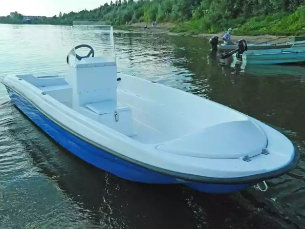 Стеклопластиковая лодка Пингвин с консолью (тримаран) в Волжском
