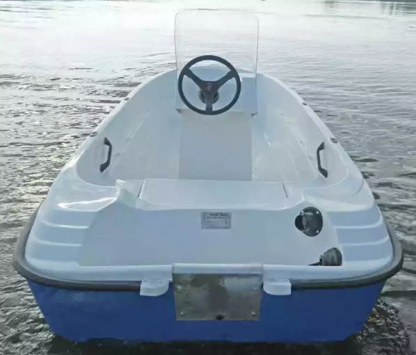 Стеклопластиковая лодка Пингвин с консолью (тримаран) в Волжском