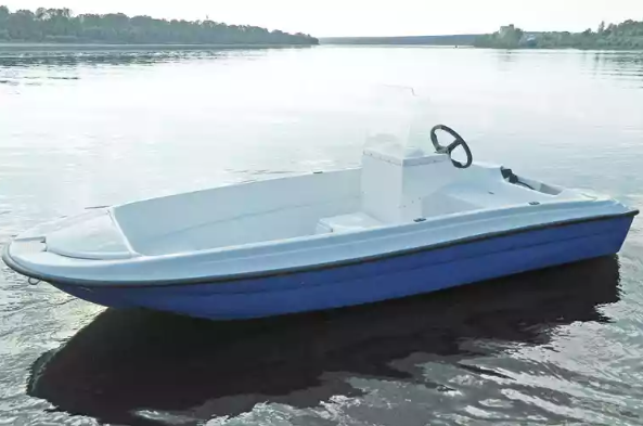 Стеклопластиковая лодка Пингвин с консолью (тримаран) в Волжском