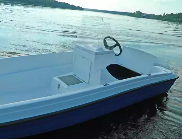 Стеклопластиковая лодка Пингвин с консолью (тримаран) в Волжском