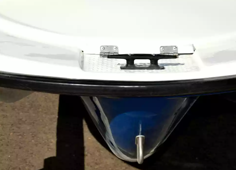 Стеклопластиковая лодка Пингвин с консолью (тримаран) в Волжском