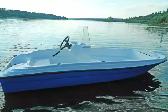 Стеклопластиковая лодка Пингвин с консолью (тримаран) в Волжском