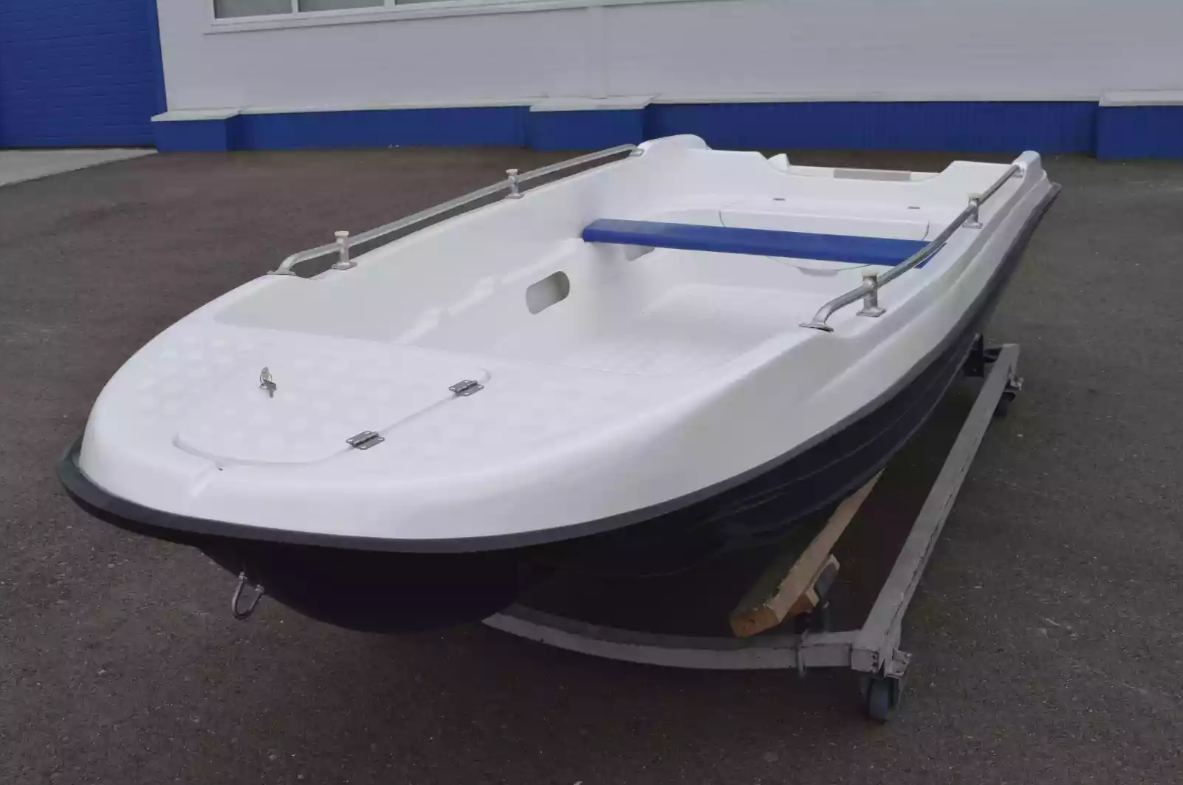 Стеклопластиковая лодка Пингвин New (тримаран) в Волжском