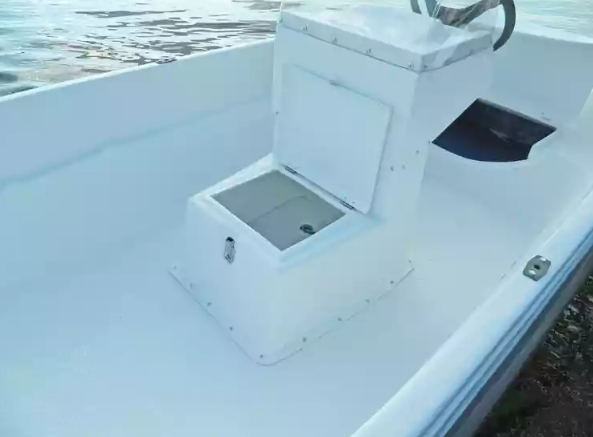 Стеклопластиковая лодка Пингвин с консолью (тримаран) в Волжском