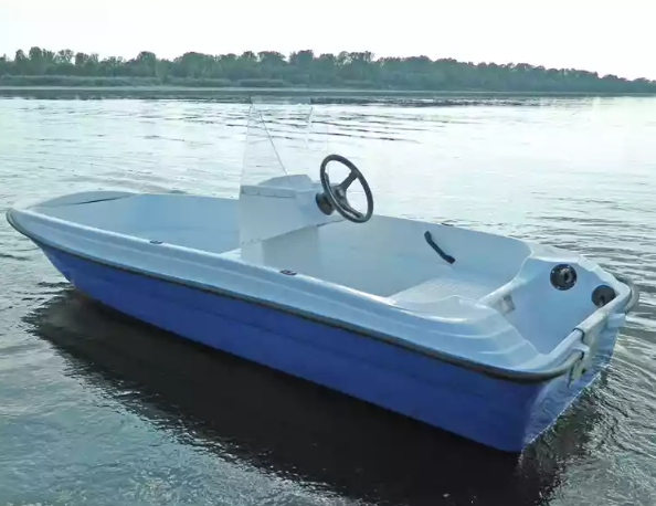 Стеклопластиковая лодка Пингвин с консолью (тримаран) в Волжском